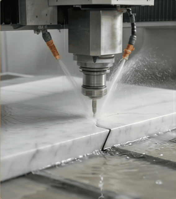 İleri teknoloji CNC su jeti kesim makinesi kullanılarak doğal taş ve mermer plakaların milimetrik hassasiyetle ebatlanması.