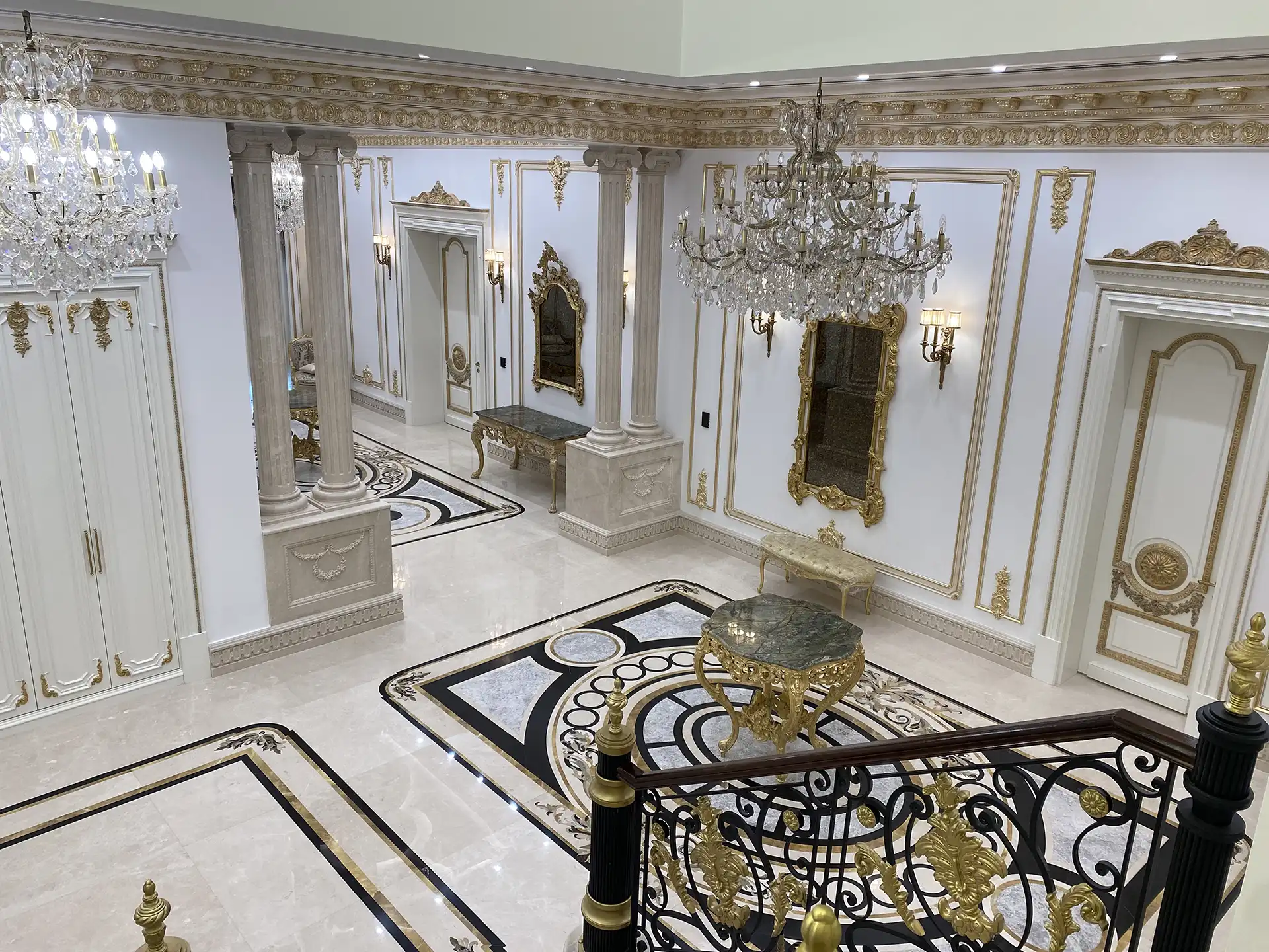 Erbil Villa Mermer Merdiven Korkuluk ve Galeri Boşluğu Üst Açı Görünümü