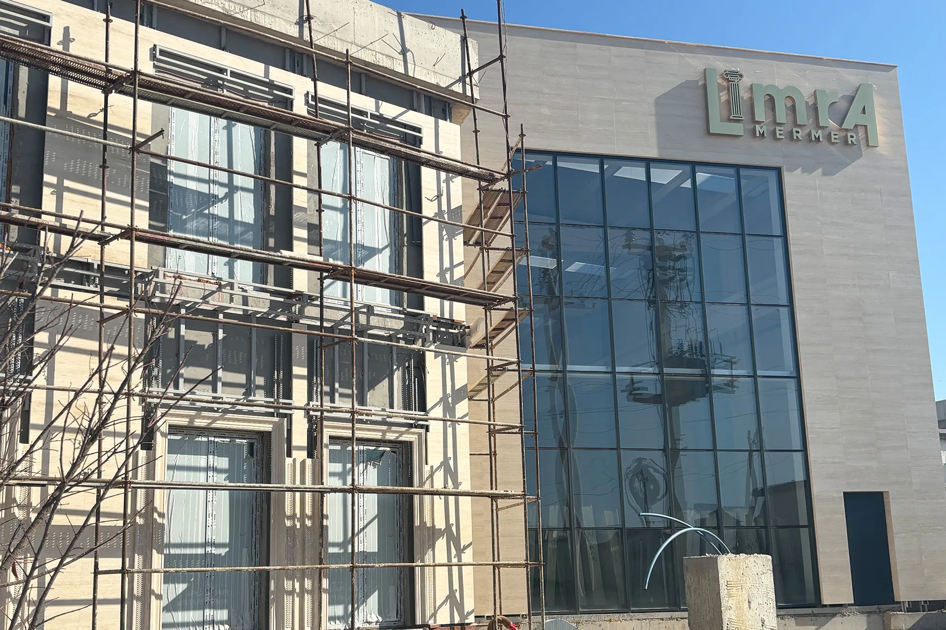 Limra Mermer showroom ve yeni fabrika cephesinde doğal taş uygulaması.